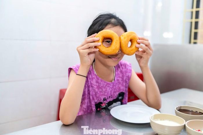"Đây là lần đầu tiên em được trải nghiệm làm bánh, em cảm thấy rất thích và tự làm cho mình một chiếc bánh phủ đầy socola", một bạn nhỏ tại trung tâm chia sẻ.