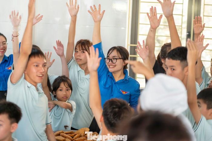 Trong không khí đầm ấm, các bạn nhỏ hòa vào hoạt động thi làm bánh.