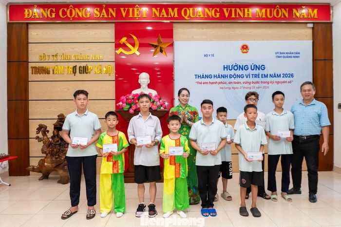 Kết thúc chương trình, toàn bộ các em thiếu nhi được nhận những phần quà ý nghĩa nhân ngày 1-6. Những món quà tuy không lớn nhưng thể hiện sự quan tâm, động viên của cộng đồng và xã hội.