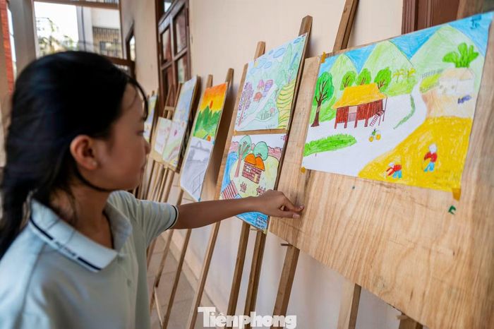 Triển lãm 47 tác phẩm trong cuộc thi vẽ tranh dành cho trẻ em với chủ đề phong cảnh, quê hương đất nước, trong đó có 20 tác phẩm được chấm giải.