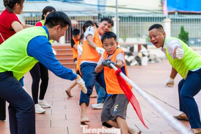 Phần thi kéo co sôi nổi nhất với 9 đội thi chia làm 2 cấp Tiểu học và THCS-THPT.