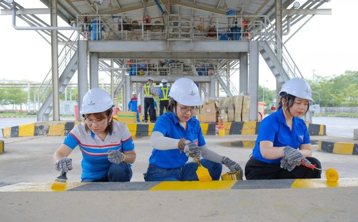 Người lao động PVOIL thực hiện chương trình “Ngày thứ bảy xanh”.