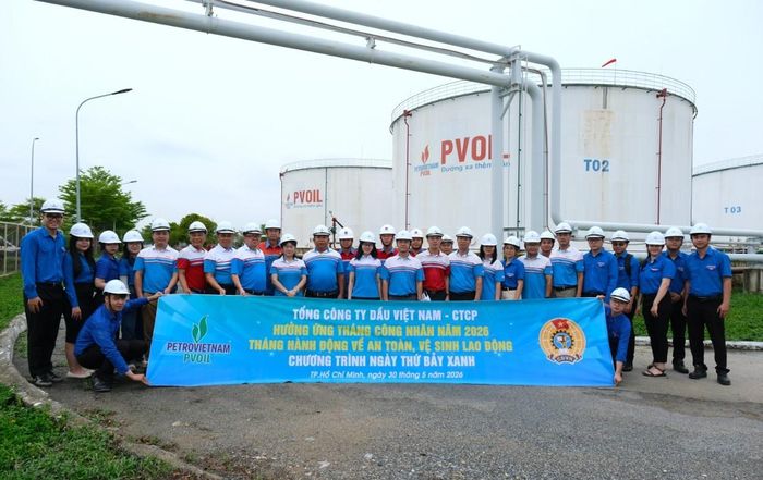  Lãnh đạo, người lao động PVOIL thực hiện chương trình “Ngày thứ bảy xanh”. 