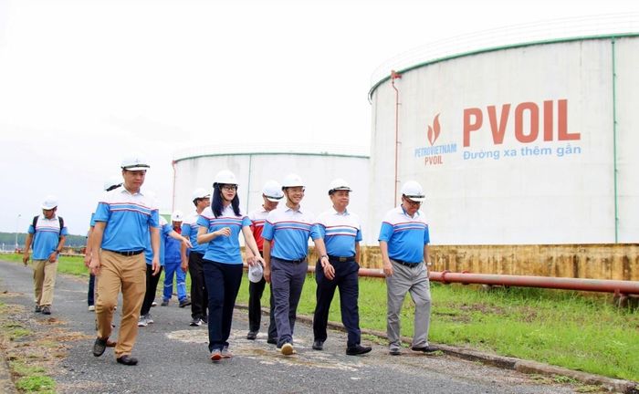 Đoàn tham quan Xí nghiệp xăng dầu PETEC Cái Mép.
