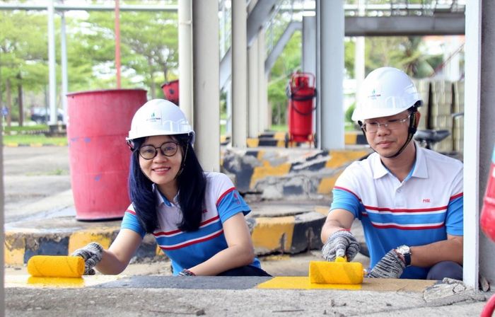 Lãnh đạo PVOIL thực hiện chương trình “Ngày thứ bảy xanh”.