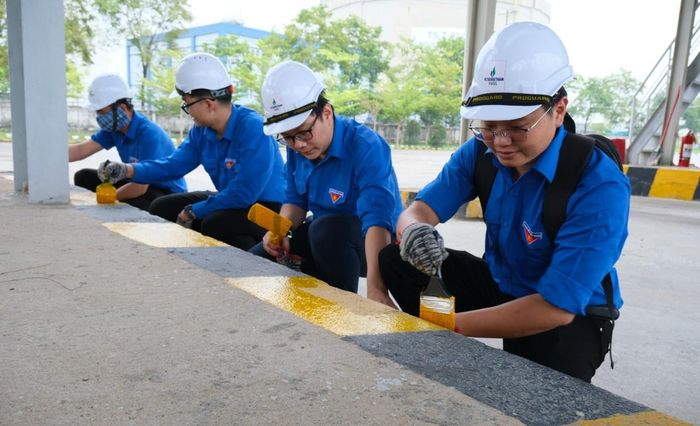 Người lao động PVOIL thực hiện chương trình “Ngày thứ bảy xanh”