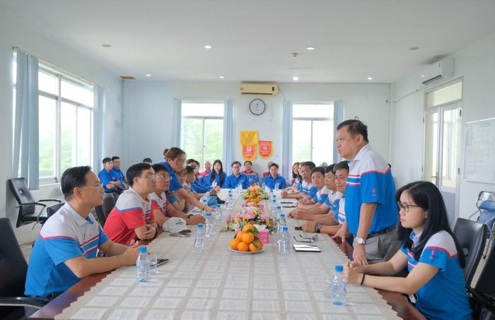  Ông Phùng Như Dũng - Phó Tổng Giám đốc PETEC kiêm Giám đốc Xí nghiệp xăng dầu PETEC Cái Mép phát biểu tại buổi gặp mặt. 
