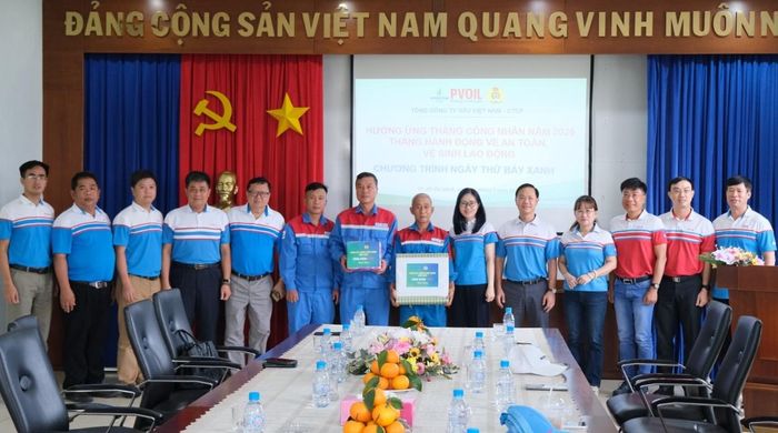 Lãnh đạo PVOIL tặng quà cho người lao động Xí nghiệp xăng dầu PETEC Cái Mép.