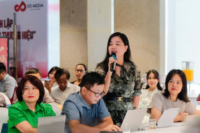 Bà Bùi Thị Hiền – Trưởng ban Kế hoạch PVOIL đặt câu hỏi cho các chuyên gia