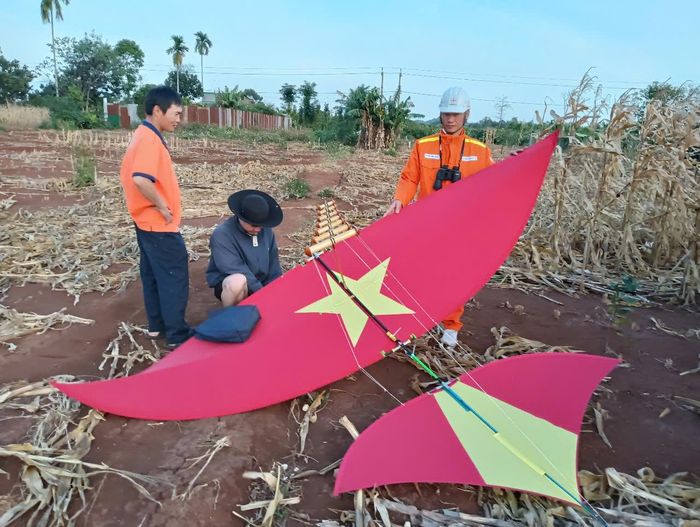 Ngành Điện khuyến cáo người dân không thả diều gần đường dây điện, điều đó dễ dẫn tới nguy cơ sự cố lưới điện