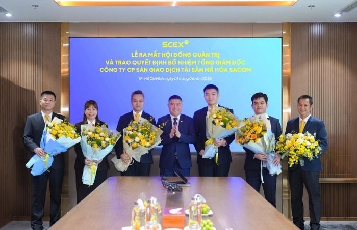Ông Nguyễn Đức Thụy tặng hoa chúc mừng đội ngũ HĐQT SCEX