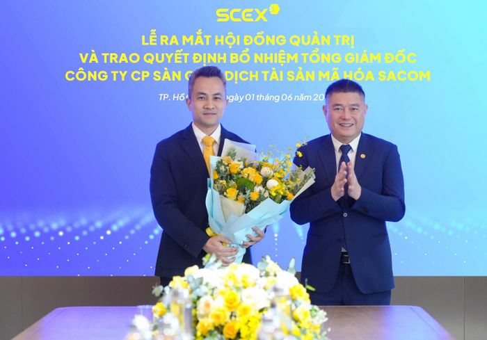 Ông Nguyễn Đức Thụy tặng hoa chúc mừng Chủ tịch HĐQT SCEX