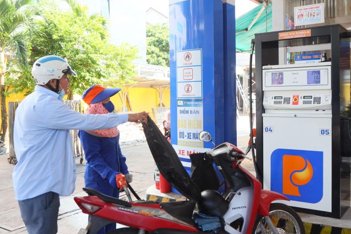Người dân sử dụng xăng sinh học E10 tại cửa hàng xăng dầu Petrolimex số 12 (phường Nghĩa Lộ, Quảng Ngãi).