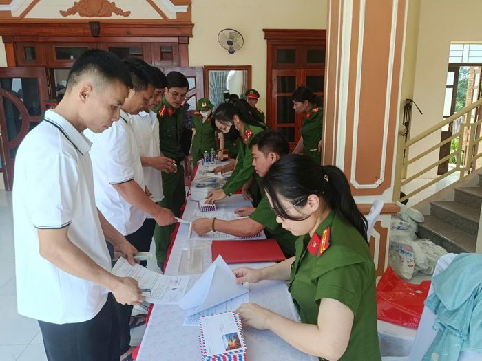 Cán bộ Trại giam Thanh Lâm làm thủ tục cho người được hưởng đặc xá về với gia đình.