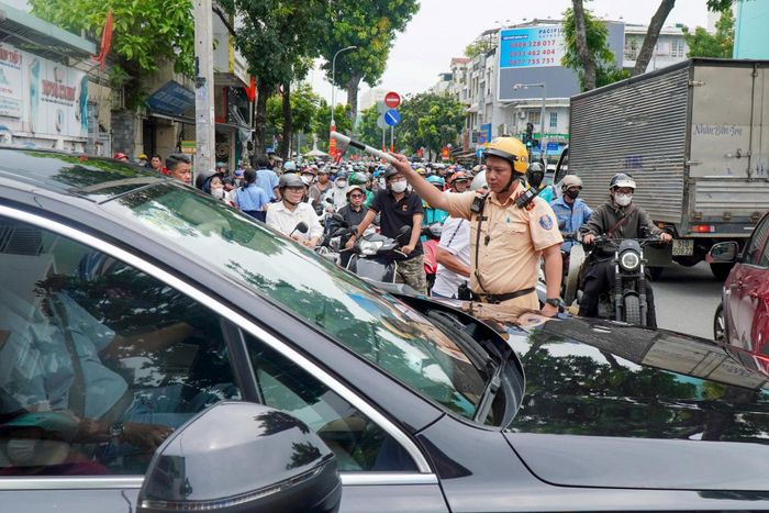CSGT TP.HCM khuyến cáo phụ huynh và thí sinh chủ động kiểm tra thông tin điểm thi, lựa chọn lộ trình phù hợp, sắp xếp thời gian xuất phát sớm hơn dự kiến để phòng ngừa các tình huống phát sinh trên đường. Khi đưa đón con em tại các điểm thi, phụ huynh cần chấp hành hướng dẫn của lực lượng chức năng, không dừng, đỗ phương tiện dưới lòng đường hoặc tại các vị trí cản trở giao thông, gây mất trật tự khu vực thi.