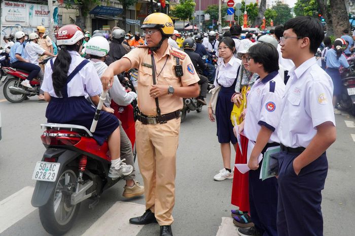 Trong ngày đầu tiên diễn ra kỳ thi, lực lượng CSGT đã rà soát tình hình giao thông tại các khu vực tổ chức thi, xây dựng phương án phân công, bố trí lực lượng tại các tuyến đường trọng điểm, các giao lộ có mật độ phương tiện cao và khu vực xung quanh các điểm thi. Đồng thời, tăng cường công tác tuần tra, kiểm soát, điều hòa giao thông nhằm kịp thời xử lý các tình huống phát sinh, không để xảy ra ùn tắc giao thông làm ảnh hưởng đến việc di chuyển của thí sinh và phụ huynh.