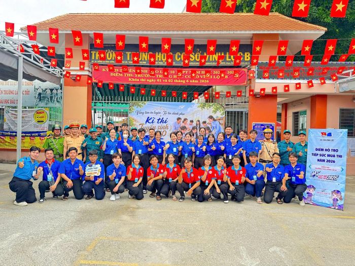Các lực lượng của Công an TP.HCM (CSGT, Công an, dân quân tự vệ...) phối hợp cùng các chiến sĩ tình nguyện phục vụ kỳ thi tuyển sinh lớp 10.