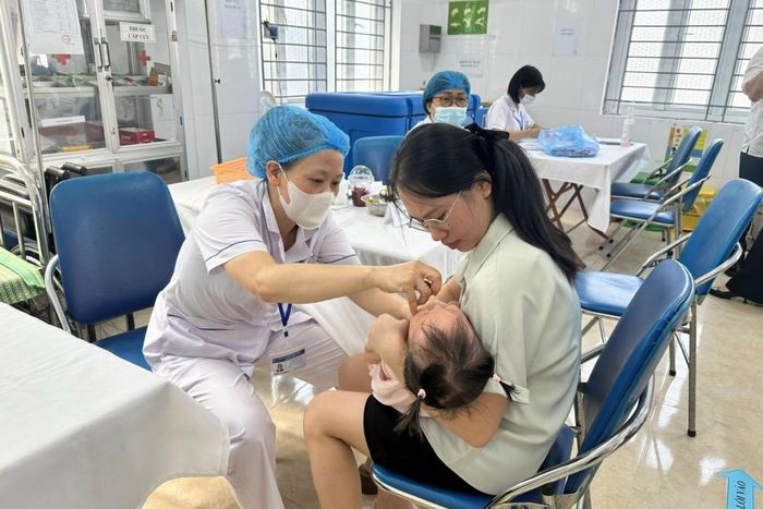 Trẻ trên địa bàn Hà Nội được uống bổ sung Vitamin A liều cao.