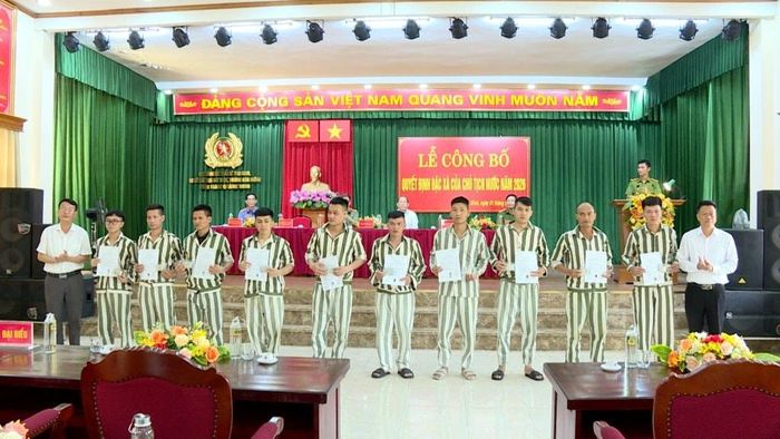 Đại diện TAND tỉnh Quảng Ninh trao Quyết định đặc xá của Chủ tịch nước cho các phạm nhân.