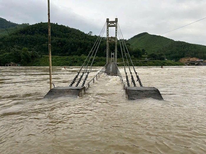 Cầu treo vào bản Mạ (Thường Xuân) bị ngập do lũ