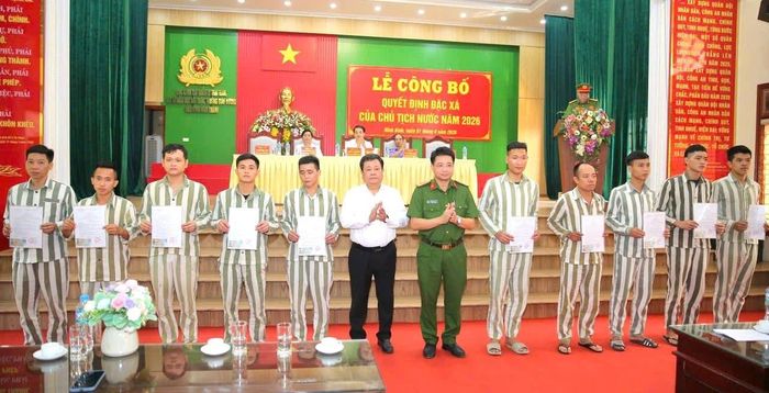 Ông Phạm Văn Khôi, Phó Chánh án TAND tỉnh Ninh Bình và Đại tá Vũ Hào Hiệp, Giám thị Trại giam Ninh Khánh trao giấy chứng nhận đặc xá cho đại diện phạm nhân được đặc xá. (Ảnh: Công an Ninh Bình)