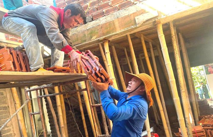 Dù thời tiết nắng nóng gay gắt, nhiều lực lượng vẫn chung tay góp sức giúp các hộ gia đình khó khăn sớm hoàn thiện nhà ở.