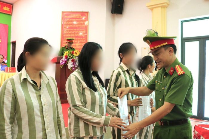 Đại tá Trần Đức Phong, Giám thị Trại giam Xuân Nguyên trao quyết định đặc xá cho phạm nhân.