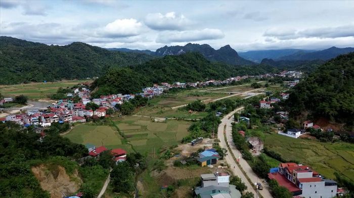 Khi đội ngũ cán bộ được chuẩn bị bài bản, liên tục và có chiến lược, những vùng đất khó sẽ không chỉ thoát nghèo, mà sẽ tự mình vươn lên phát triển bền vững.Trong ảnh: Một góc xã Chợ Rã, tỉnh Thái Nguyên). Nguồn: chora.thainguyen.gov.vn
