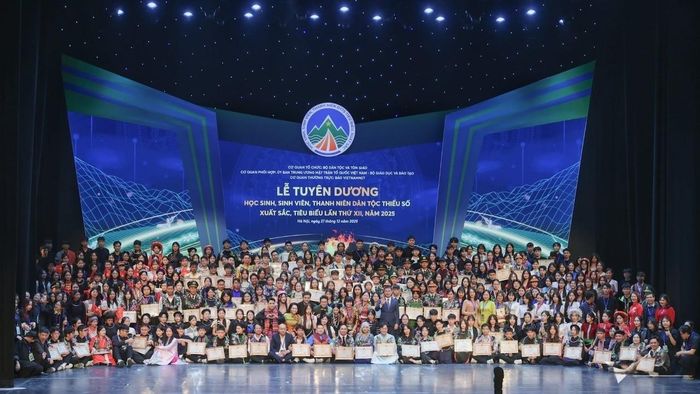 Lễ Tuyên dương học sinh, sinh viên, thanh niên DTTS tiêu biểu, xuất sắc là sự kiện thường niên, do Bộ Dân tộc và Tôn giáo chủ trì, phối hợp với các cơ quan liên quan tổ chức góp phần tôn vinh truyền thống hiếu học, bồi dưỡng nhân tài và khơi dậy khát vọng cống hiến của trí thức trẻ vùng đồng bào DTTS và miền núi. Ảnh: Lê Anh Dũng