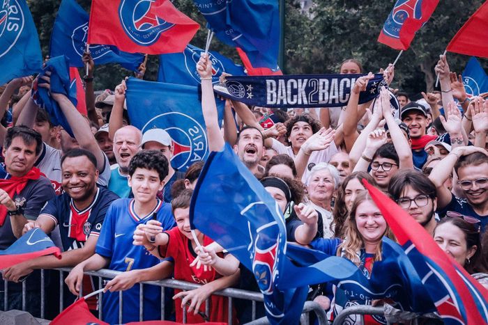 Người hâm mộ PSG đổ ra đường để ăn mừng cùng đội bóng con cưng