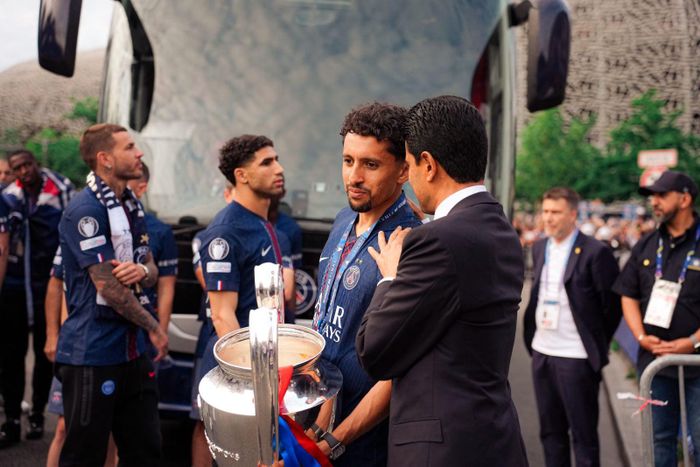 Trung vệ Marquinhos bên cạnh Chủ tịch Nasser Al-Khelaifi 