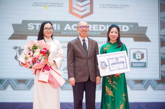 Đại diện Nhà trường Phenikaa School tiếp nhận chứng nhận STEM.org Accredited từ tổ chức STEM.org. Nguồn: Phenikaa School