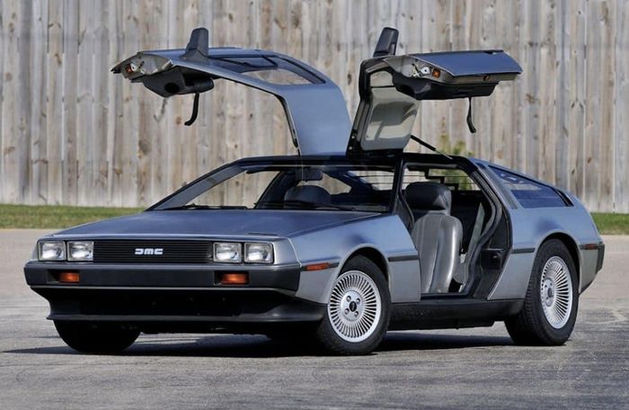 DeLorean DMC-12 sử dụng động cơ PRV V6 dung tích 2.849cc. 