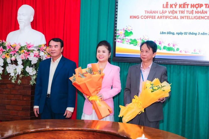 Bà Lê Hoàng Diệp Thảo - Nhà sáng lập, CEO King Coffee cùng TS. Bùi Quang Sơn - Hiệu trưởng Trường Cao đẳng Đà Lạt tại Lễ kí kết hợp tác thành lập Viện Trí tuệ nhân tạo Cà phê