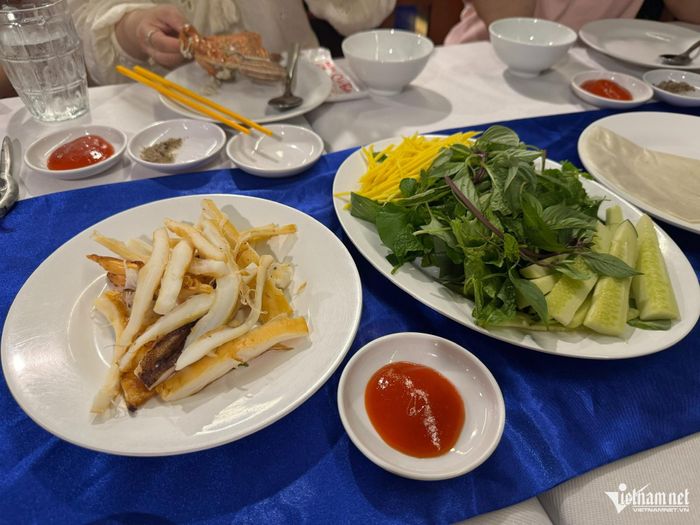 Mực một nắng đứng ở vị trí thứ 10 trong 33 món ăn được chế biến từ mực ngon nhất thế giới với điểm đánh giá đạt 4,1/5