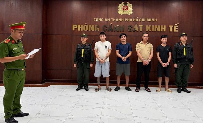 Các bị can (từ trái qua phải): Lâm Văn Hưng, Trần Văn Nghĩa, Nguyễn Văn Định, Lưu Văn Thiệp. Ảnh: CACC