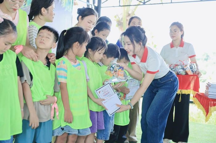 Ban Tổ chức đã trao thưởng cho các đội thi xuất sắc và ghi nhận tinh thần tham gia nhiệt tình của toàn bộ các đội chơi.