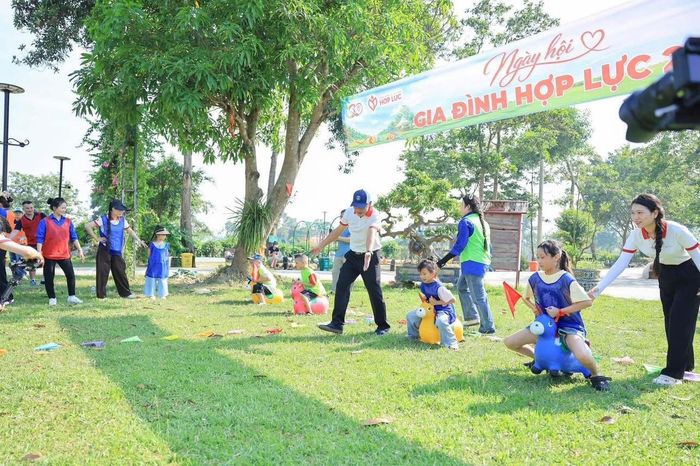 Các em nhỏ, con của cán bộ, nhân viên Hợp Lực hào hứng tham gia các trò chơi vận động