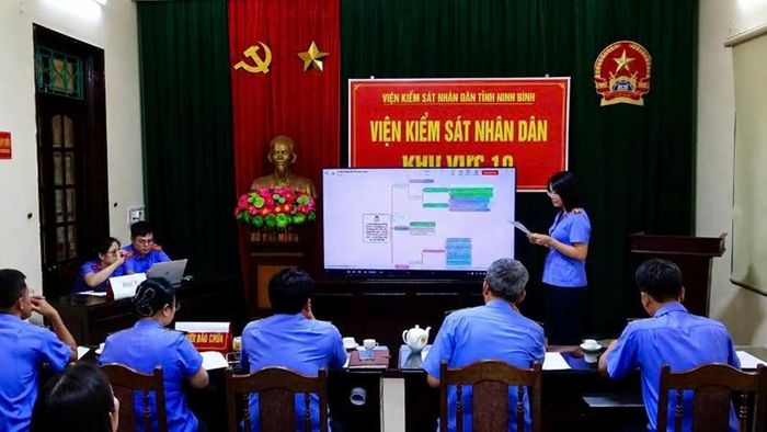 Kiểm sát viên trình bày tại cuộc thi "Báo cáo án dân sự bằng sơ đồ tư duy".