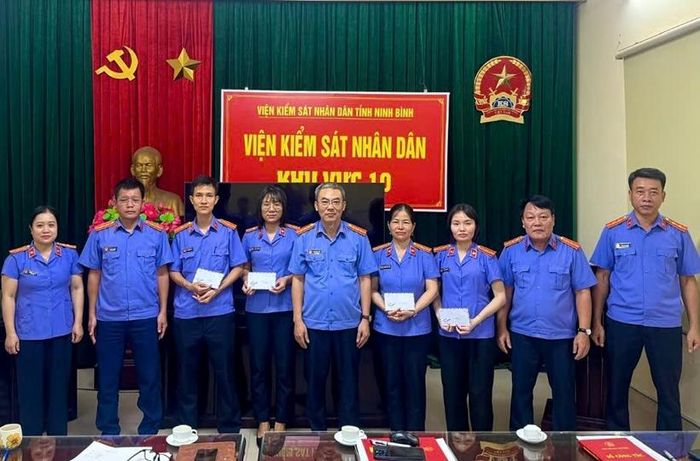 Đ/c Trần Viết Kiên - Viện trưởng VKSND khu vực 10 trao thưởng cho những người đạt giải.