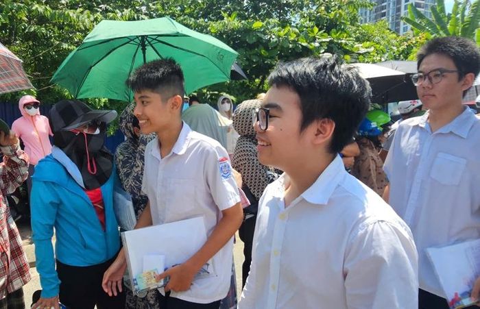 Niềm vui của các thí sinh khi hoàn thành xong bài thi Ngữ văn.
