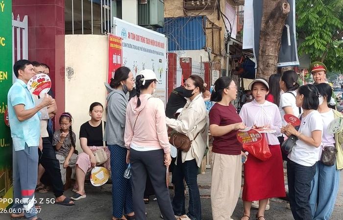 Nhiều phụ huynh chờ đợi các thí sinh trong thời tiết nắng nóng. Ảnh: Xuân Hải