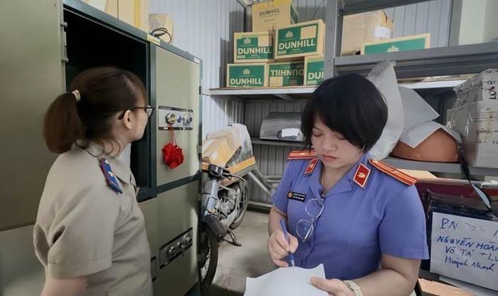  Đoàn kiểm sát kiểm tra kho vật chứng tại Phòng Thi hành án dân sự khu vực 3, TP Đà Nẵng.