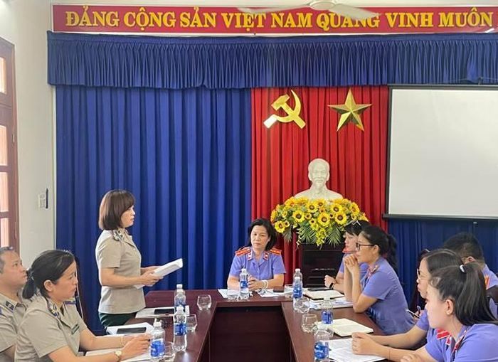  Đồng chí Trần Thị Bích Dần - Trưởng phòng Thi hành án dân sự khu vực 3, TP Đà Nẵng ghi nhận Kết luận tại buổi làm việc.