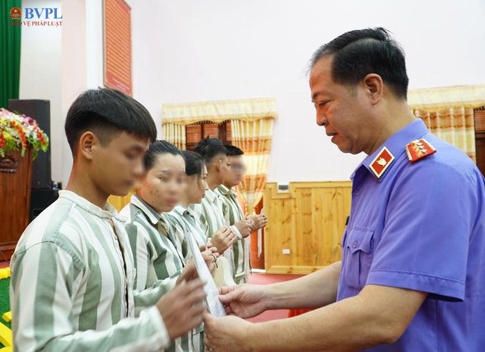 Đồng chí Trần Hải Quân - Phó Viện trưởng VKSND tối cao, Ủy viên Hội đồng tư vấn đặc xá năm 2026, trao Quyết định đặc xá cho các phạm nhân.