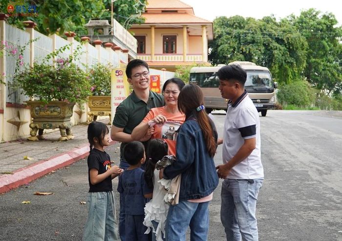 Những gia đình đoàn tụ khi người thân được đặc xá.