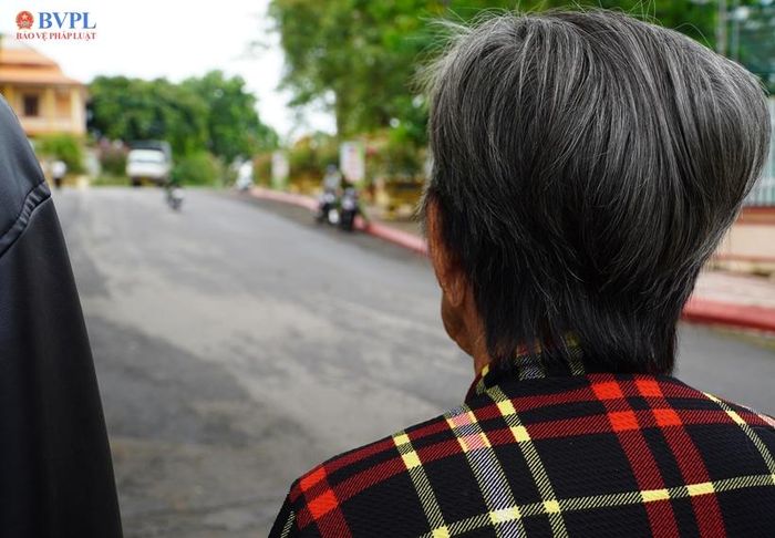 Người mẹ già đến trước cổng trại giam từ sáng sớm để mong ngóng được gặp, đón con trở về đoàn tụ cùng gia đình.