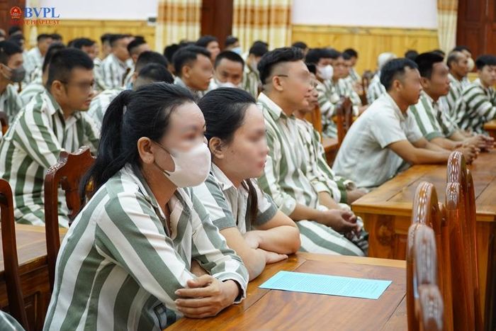 Chị Đ.T.M.D. (SN 1987) không giấu được xúc động khi được đặc xá.