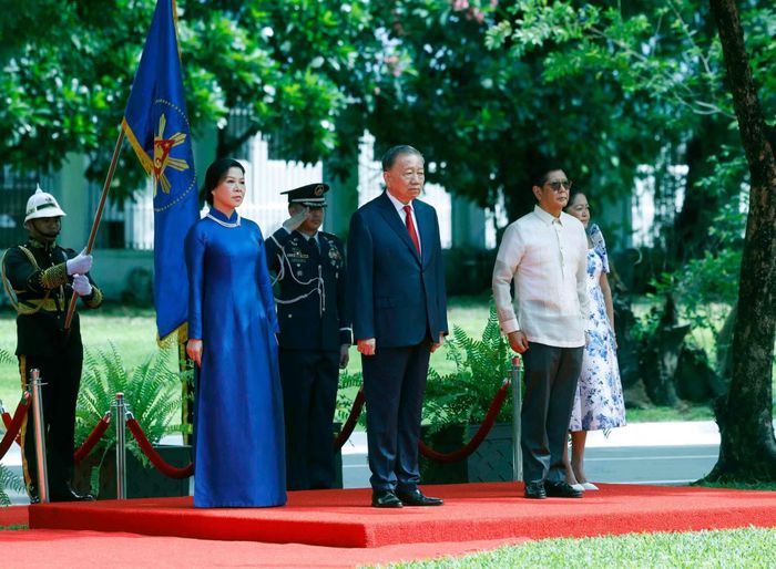Tổng Bí thư, Chủ tịch nước Tô Lâm và Phu nhân cùng Tổng thống Philippines Ferdinand Romualdez Marcos Jr. và Phu nhân trên bục danh dự, nghe Quân nhạc cử Quốc thiều hai nước. Ảnh: TTXVN