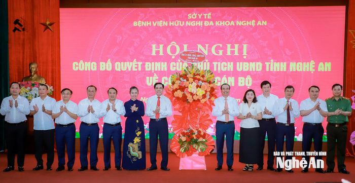 Các đồng chí trong Thường trực, Ban Thường vụ Tỉnh ủy, lãnh đạo HĐND, UBND tỉnh, Ủy ban MTTQ Việt Nam tỉnh tặng hoa chúc mừng đồng chí Nguyễn Hồng Trường. Ảnh: Thành Duy